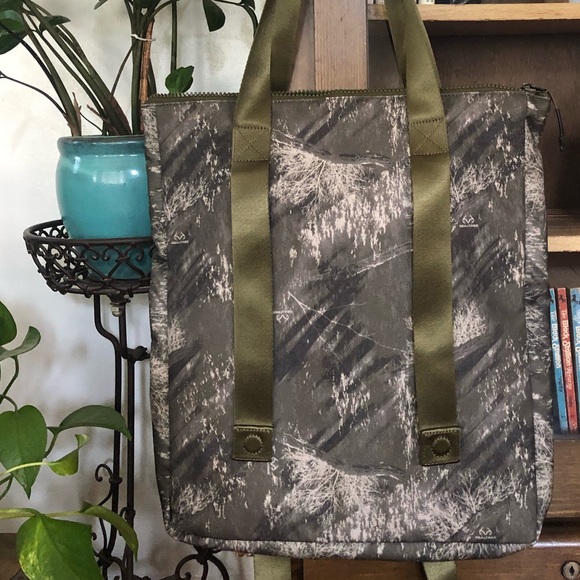 Nike Realtree Printed Pocket Tote NWT - Picture 3 of 8
